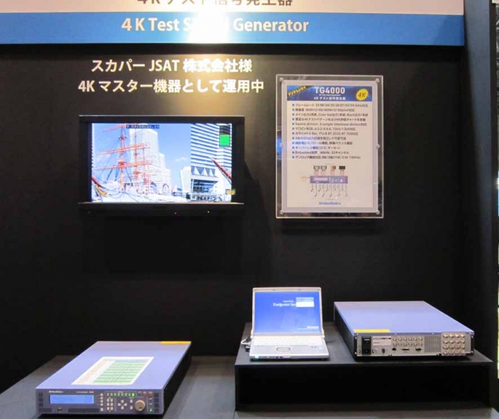 4K用テスト信号発生器「TG4000」の前面（左）と背面