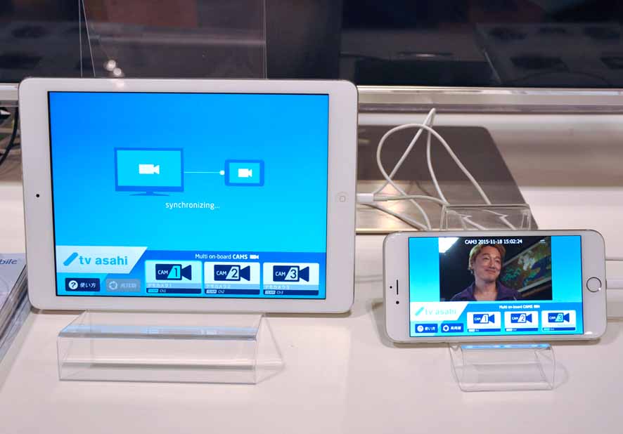 スマートフォンとタブレットのアプリ画面。タブレット上はテレビ放送と同期中、スマートフォンは同期再生中の画面