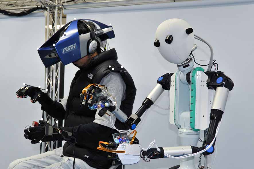 舘氏の研究室で開発した最新のアバターロボット『TELESAR V』
