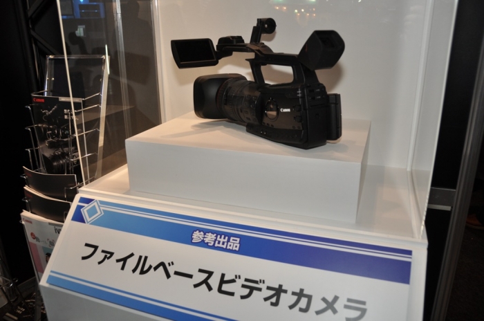 参考出展した業務用のファイルベース型カメラ一体型レコーダ