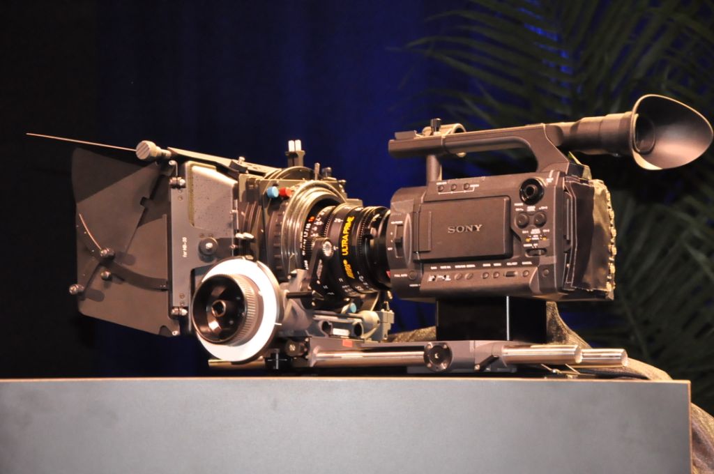 発表された35ミリ撮像素子カメラの試作品