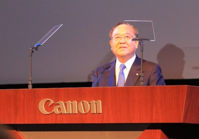 Chairman and CEO Mr. Fujio Mitarai ascends the stage