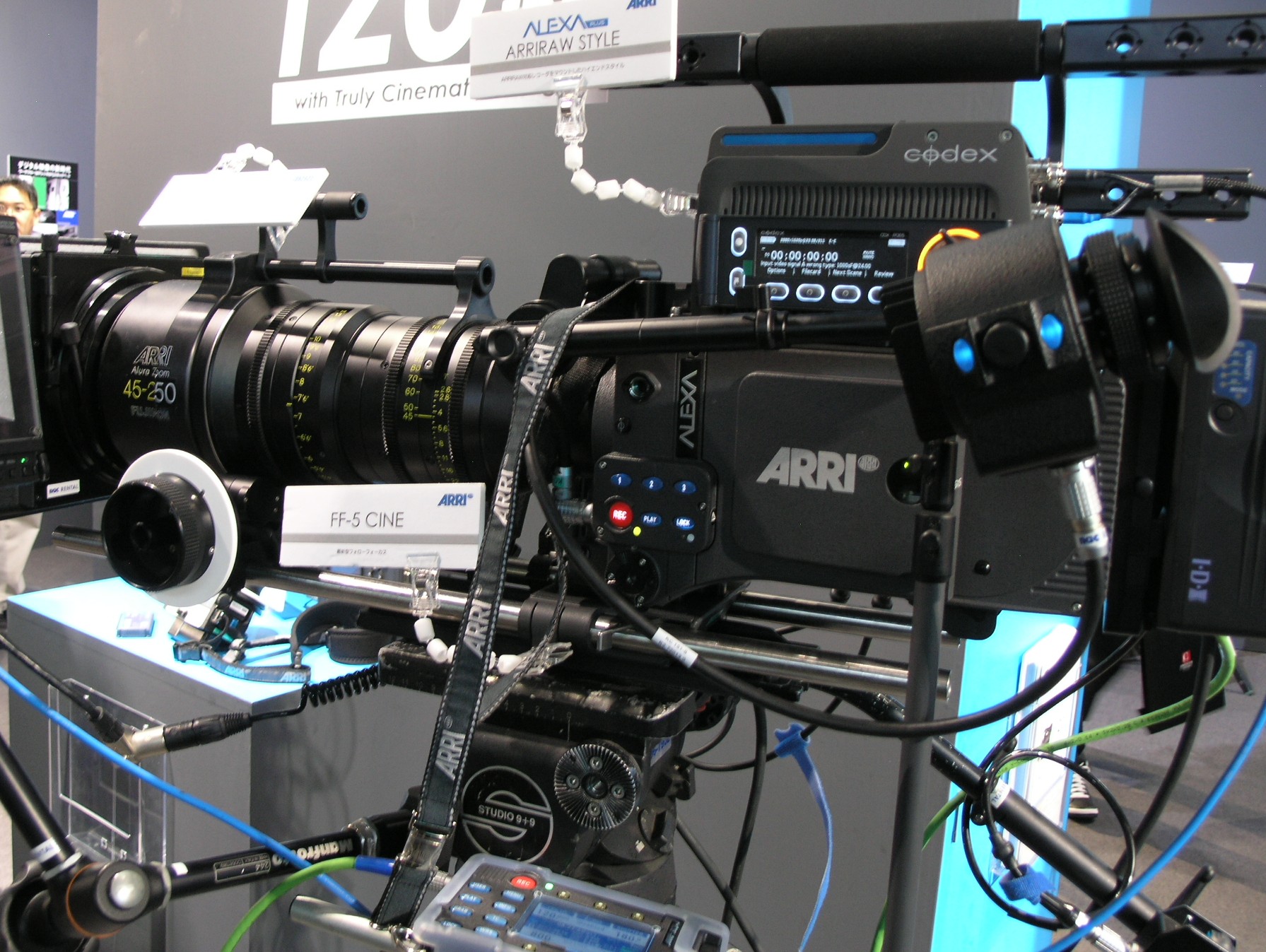 Film-like high quality, high functionality camera ALEXA (Nac)