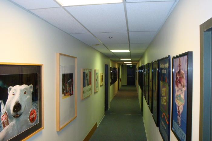 ロサンゼルスのリズム・アンド・ヒューズのオフィス内通路。同社が手掛けた数多くの作品が飾られている。