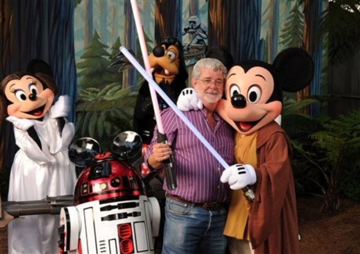 2010年8月、ディズニーランドのアトラクション「スターウォーズライド」の催しで（中央がルーカス氏）（c）Disney