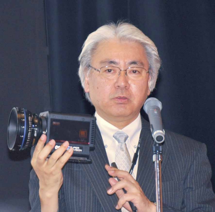 新開発のSHVカメラヘッドを片手で持つ技研の藤沢秀一所長