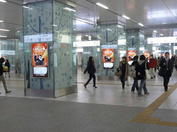 JR博多駅の駅構内では国内最大規模50面のデジタルサイネージが稼働する