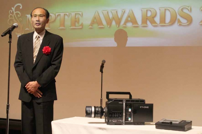 経済産業大臣賞を受賞した朋栄の冨田氏が受賞の喜びを語った。手前は、受賞対象のFT-ONE
