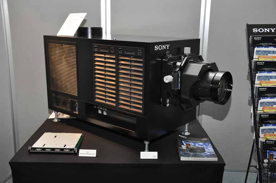 SRX-T615 4K SXRD projector