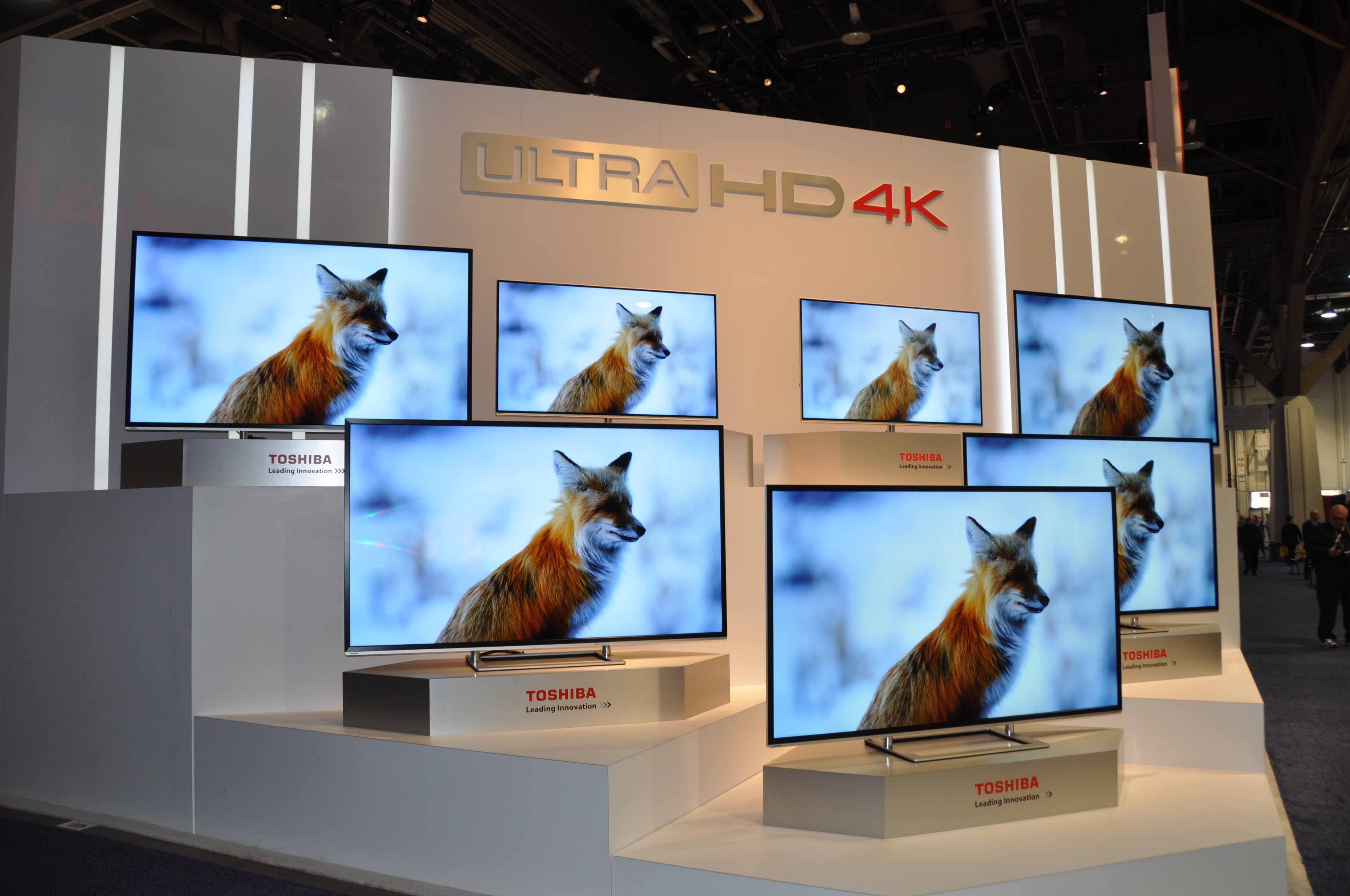 4Kテレビが並ぶと，その空間だけ解像度が高まった感がある（CES2014にて撮影）