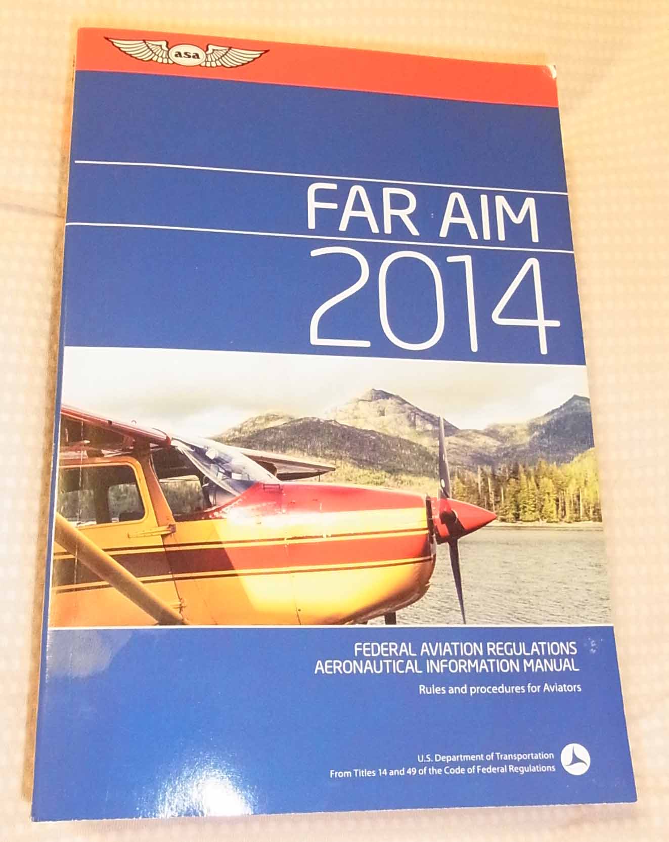 連邦航空法と飛行マニュアルを記した書籍は、1000ページを超える。