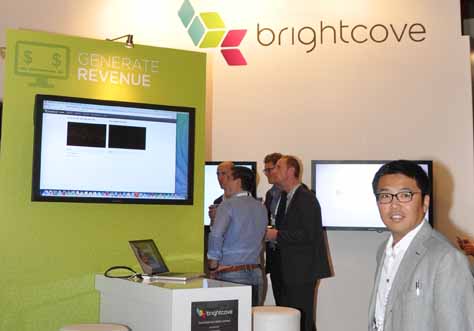 Brightcoveは「Perform」をデモ。写真右はブライトコーブ(株)　アソシエイトディレクター川延浩彰氏