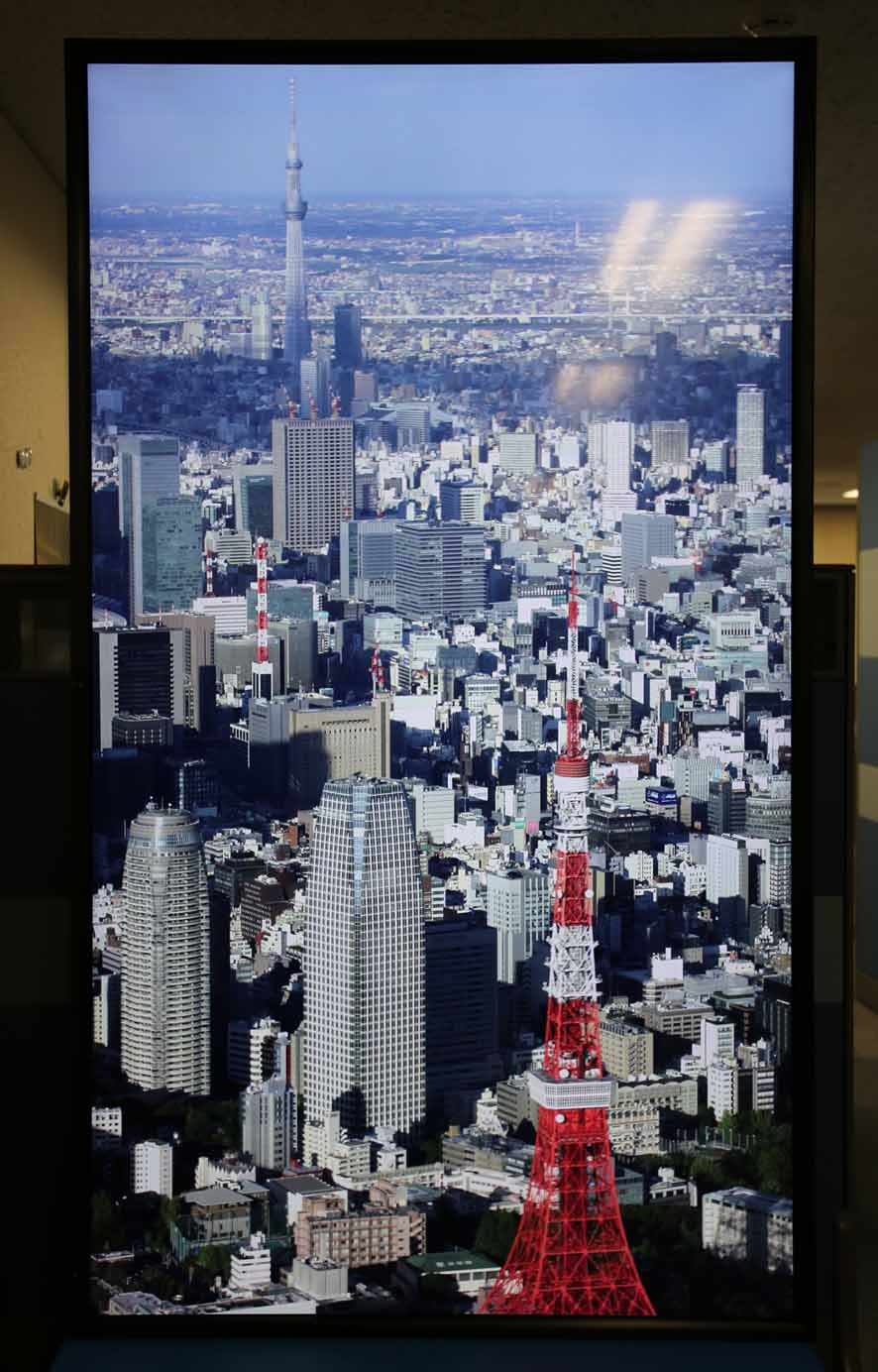 Demo of HTML5 content in web browser on large 4K portrait display.