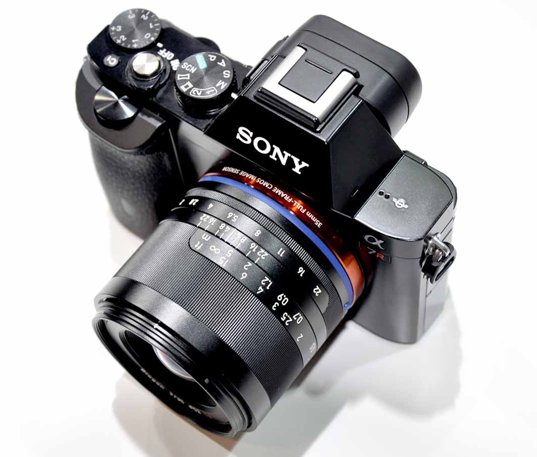 国内未発売「ZEISS Loxia 2/35」を参考出展