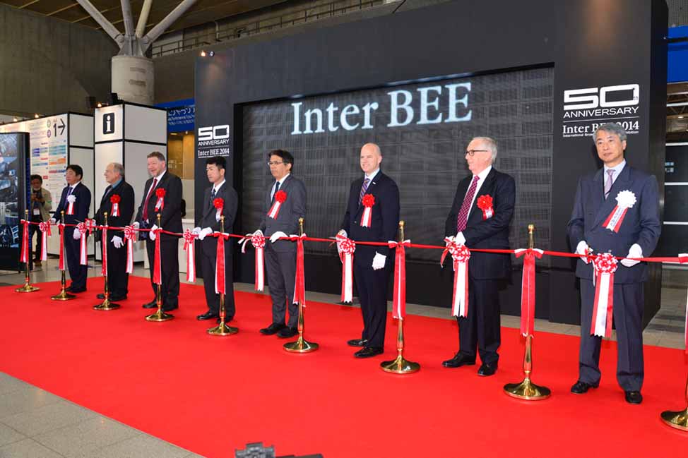 The ribbon being cut by eight experts from both Japan and abroad at the opening ceremony