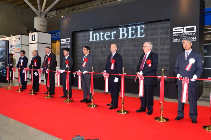 The ribbon being cut by eight experts from both Japan and abroad at the opening ceremony