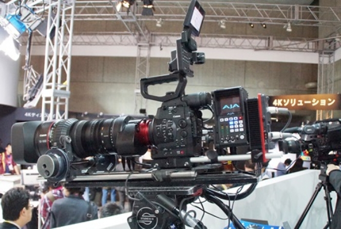 4Kカメラ”EOS C500”と4K対応”CINE-SERVO”レンズ(キヤノン)