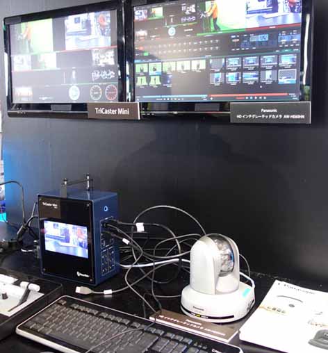 NewTekの小型の映像制作システム「TriCaster Mini」。本体は中央のモニター付きのボックス