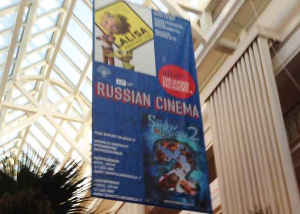 会場ロビーにも、ロシア作品の売り込み広告が目立っていた