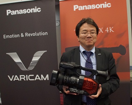 写2：レンズ一体型ハンドヘルドタイプの4Kカメラレコーダー”AG-DVX200”(パナソニック）