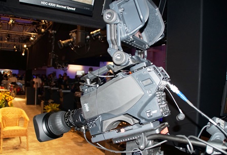 写3：スポーツ中継に最適な新型4Kカメラ”HDC-4300”(ソニー）