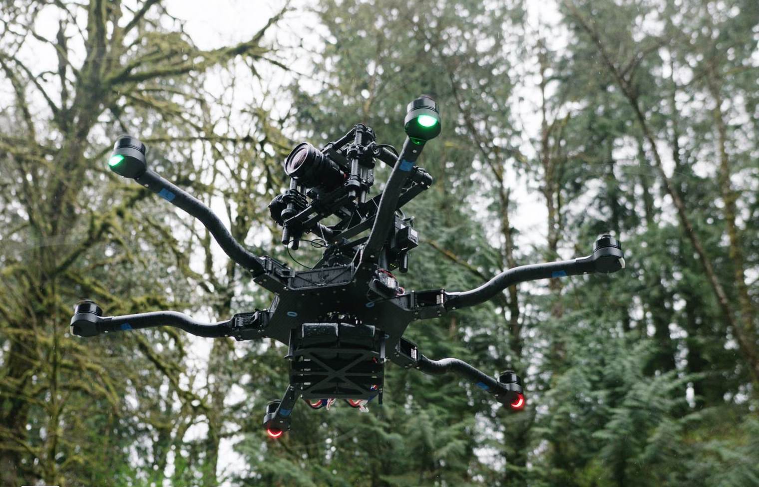 Freefly System社の新空撮システム「ALTA」。あたかもタコの頭のように、上部にカメラを装着