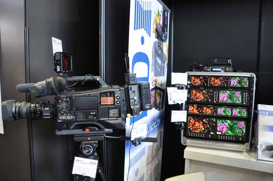 カメラに装着したアイ・ディー・エクスの「CW-F25」TX送信機