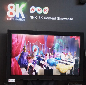 写2：パブリックビューイング8KLCDディスプレイ(NHK、シャープ)