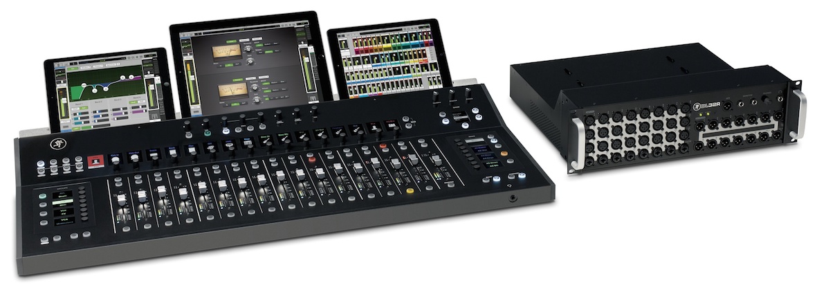 Mackie AXISは、ミキサーの「DL32R」(右)とコンソールの「DC16」(左)を組み合わせたシステム商品