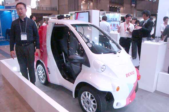 デンソーの「VR-CAR」。さまざまな車体に応用可能という