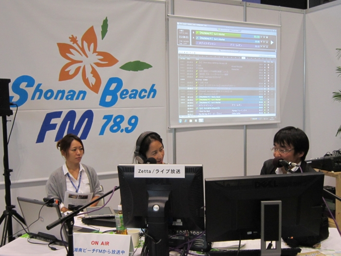 ブースの一角で行われているSHONAN BEACH FMの公